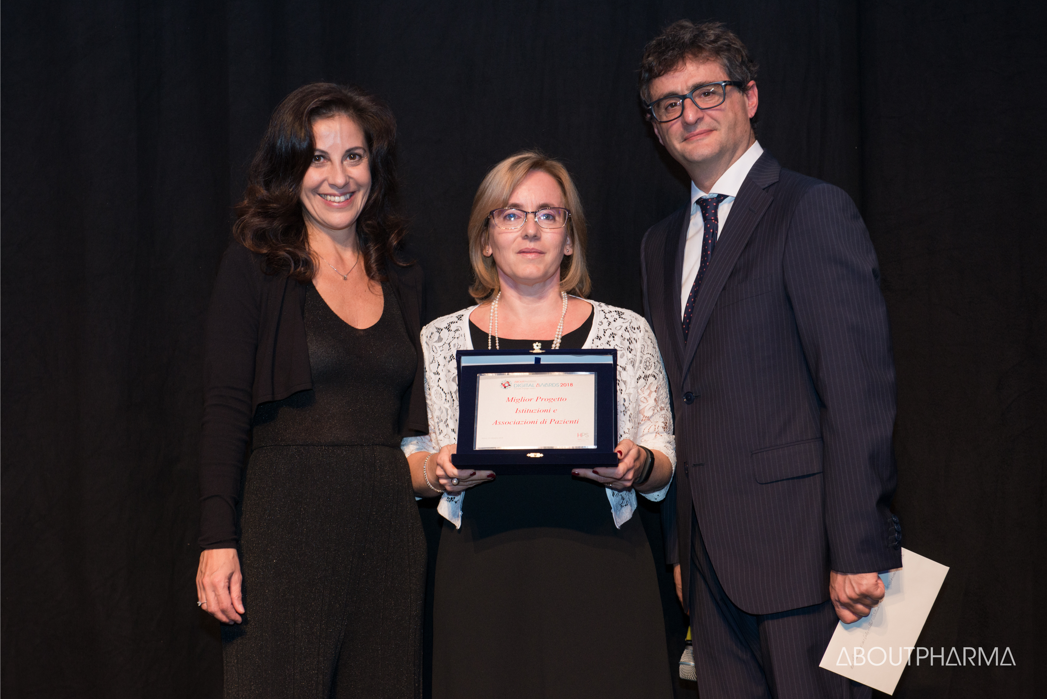 La Prof. Sara Boccalini (Università degli Studi di Firenze, a destra) e la Prof. Donatella Panatto (Università degli Studi di Genova, a sinistra) ritirano il premio agli AboutPharma Digital Awards 2018.